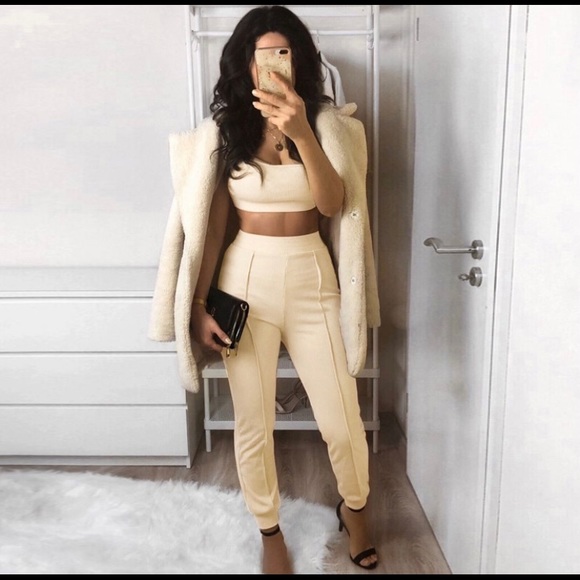 Backless croptop with high waisted leggings - Picture 1 of 7